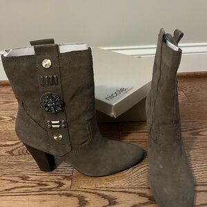 Nicole Women's Abstract “Heavy Khaki”Mid-Calf Suede Embellished Boots sz 9.5